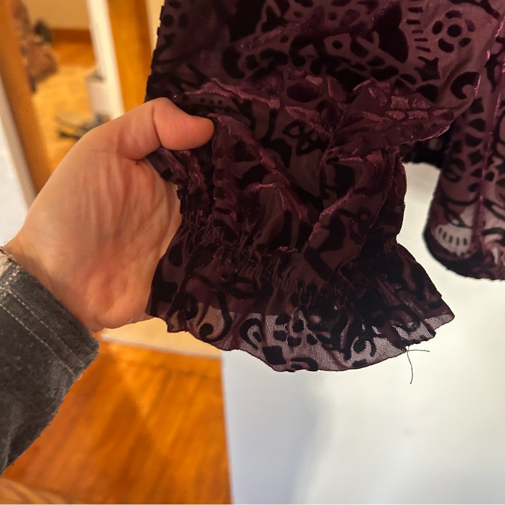 Free People Women’s Large L Purple Velvet Off The Shoulders Cropped Top - Picture 4 of 4